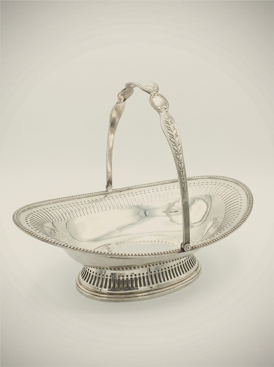 Oval swing-handled Silver-plated basket