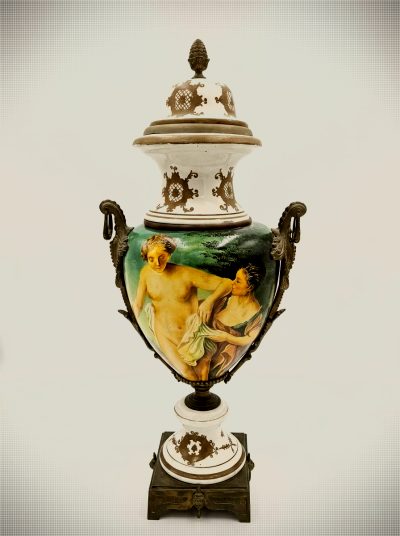Paire de vases-urnes monumentaux en céramique et bronze, dans le goût de Sèvres