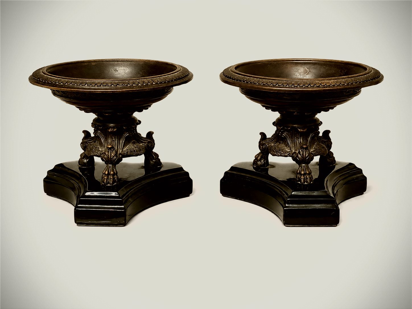 Paire de tazzas miniatures en bronze de style néo-Empire, sur bases en marbre noir