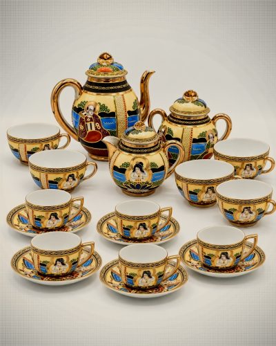Service japonais de 26 pièces à thé et à petites tasses à café pour 5 personnes, en porcelaine Satsuma Moriage du milieu du XXe siècle