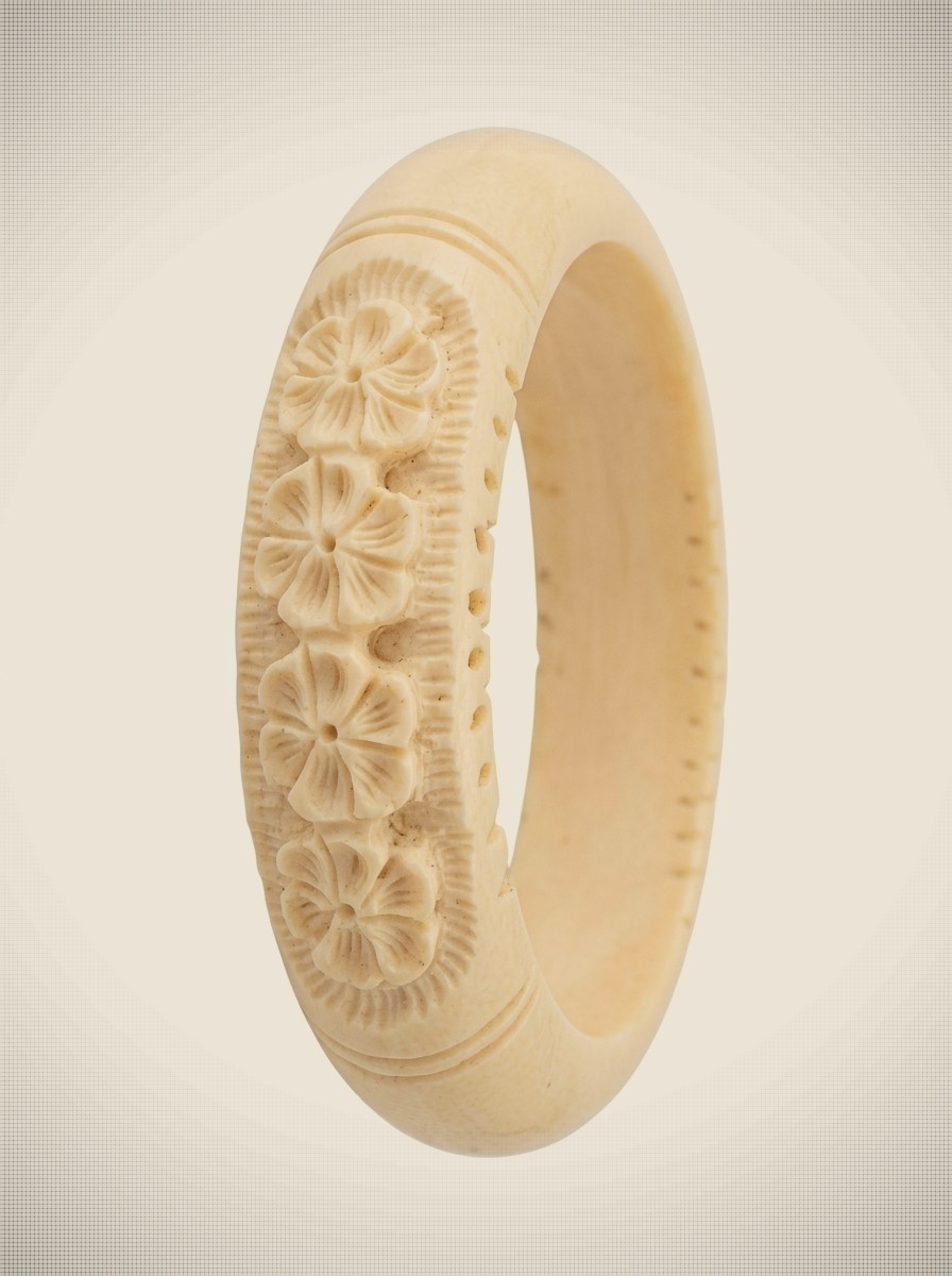 Vintage-style Ivory Bangle Bracelet